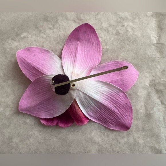 Tarina Tarantino vintage flower hair accessory - Picture 2 of 4